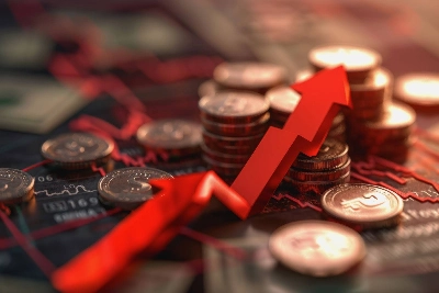 Una flecha ascendente sobre una pila de monedas y gráficas