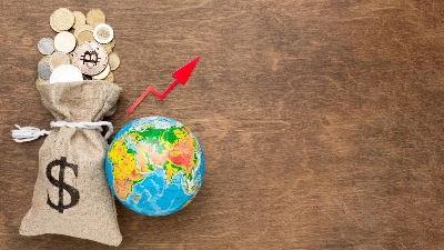 Composición conceptual que muestra una bolsa de dinero con monedas y Bitcoin junto a un globo terráqueo y una flecha roja ascendente.