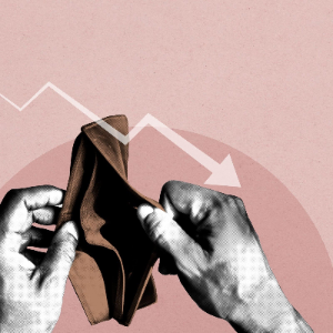 unas manos abriendo una billetera vacía bajo una flecha con tendencia descendente.