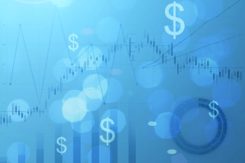 Un gráfico de líneas y velas financieras ascendentes y descendentes sobre un fondo azul claro con efecto bokeh (luces difuminadas) y símbolos de dólar ($) flotando.