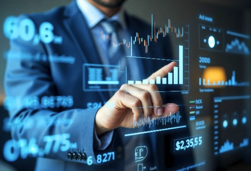 Un hombre de negocios con traje azul interactuando con una pantalla holográfica interactiva en primer plano, la cual muestra gráficos de barras ascendentes, datos numéricos de mercado y analíticas financieras.