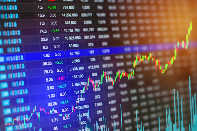 Un gráfico bursátil LED con velas ascendentes y datos de Forex en azul, verde y rojo.